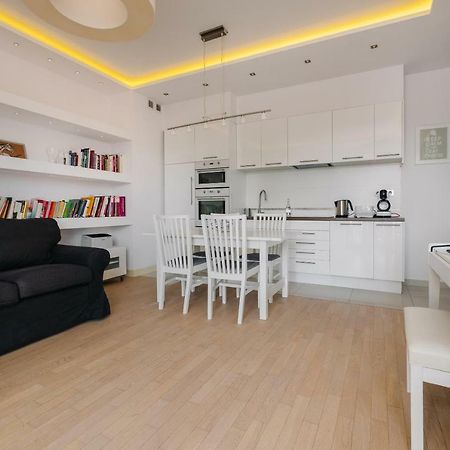 Modern Apartment Across The Ponds 华沙 外观 照片