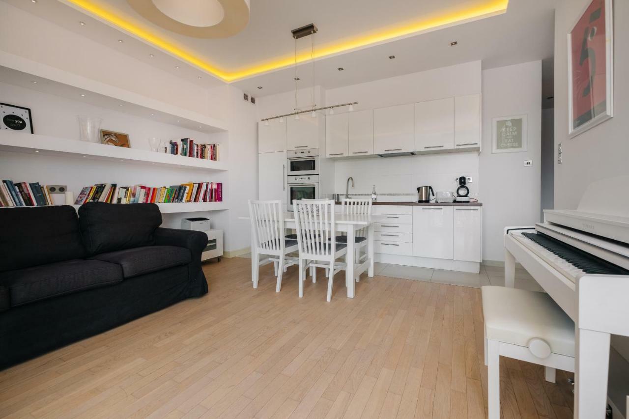 Modern Apartment Across The Ponds 华沙 外观 照片