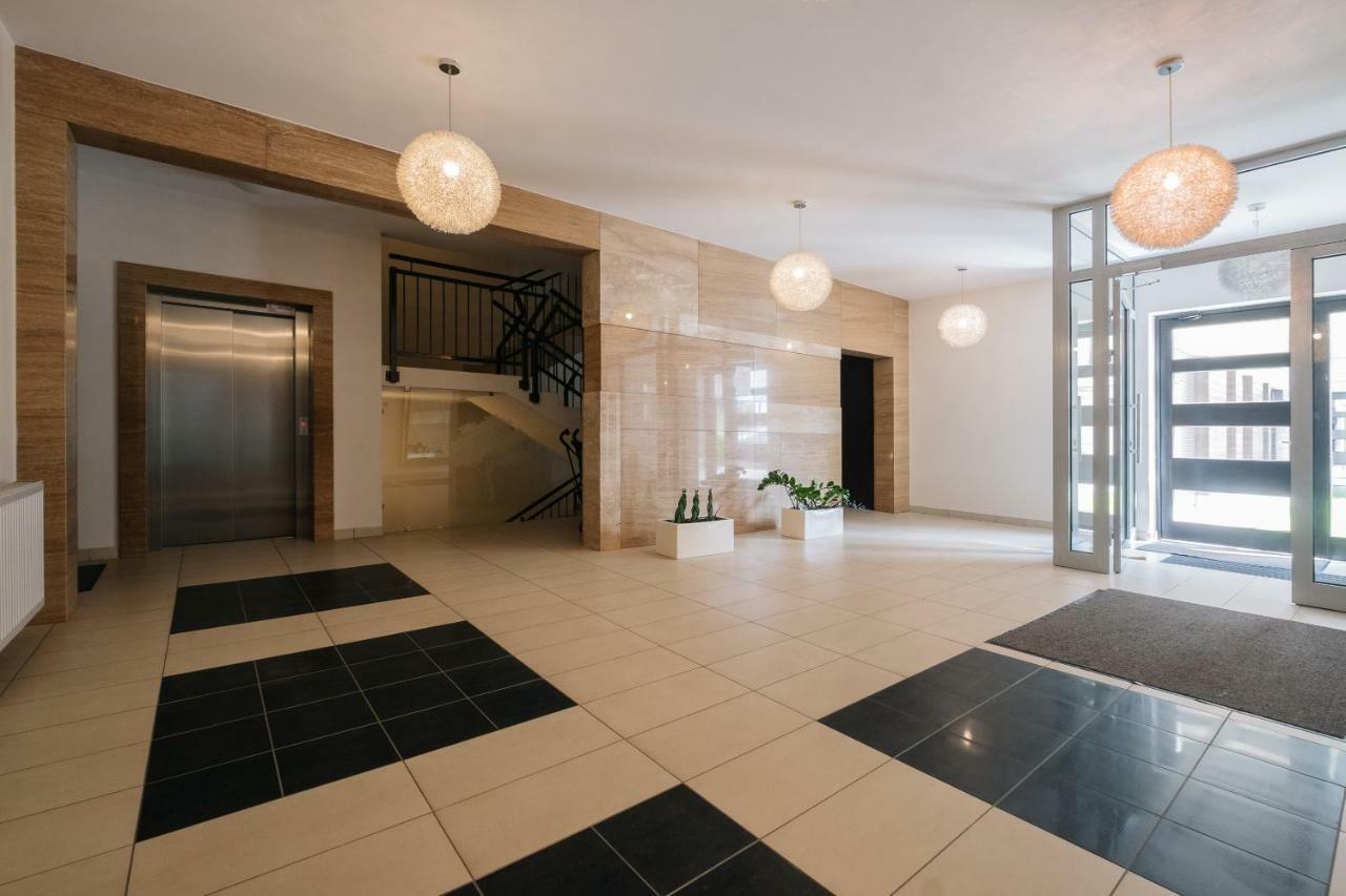 Modern Apartment Across The Ponds 华沙 外观 照片