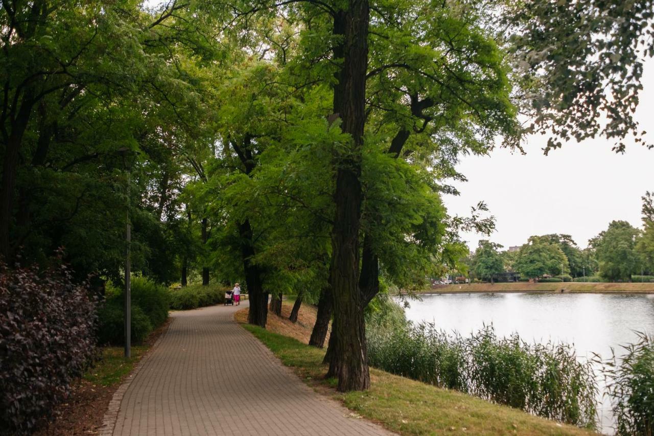 Modern Apartment Across The Ponds 华沙 外观 照片