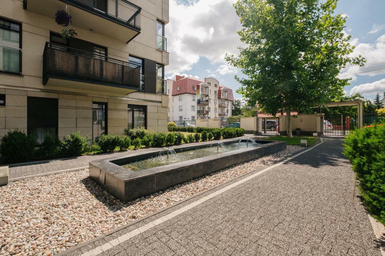 Modern Apartment Across The Ponds 华沙 外观 照片