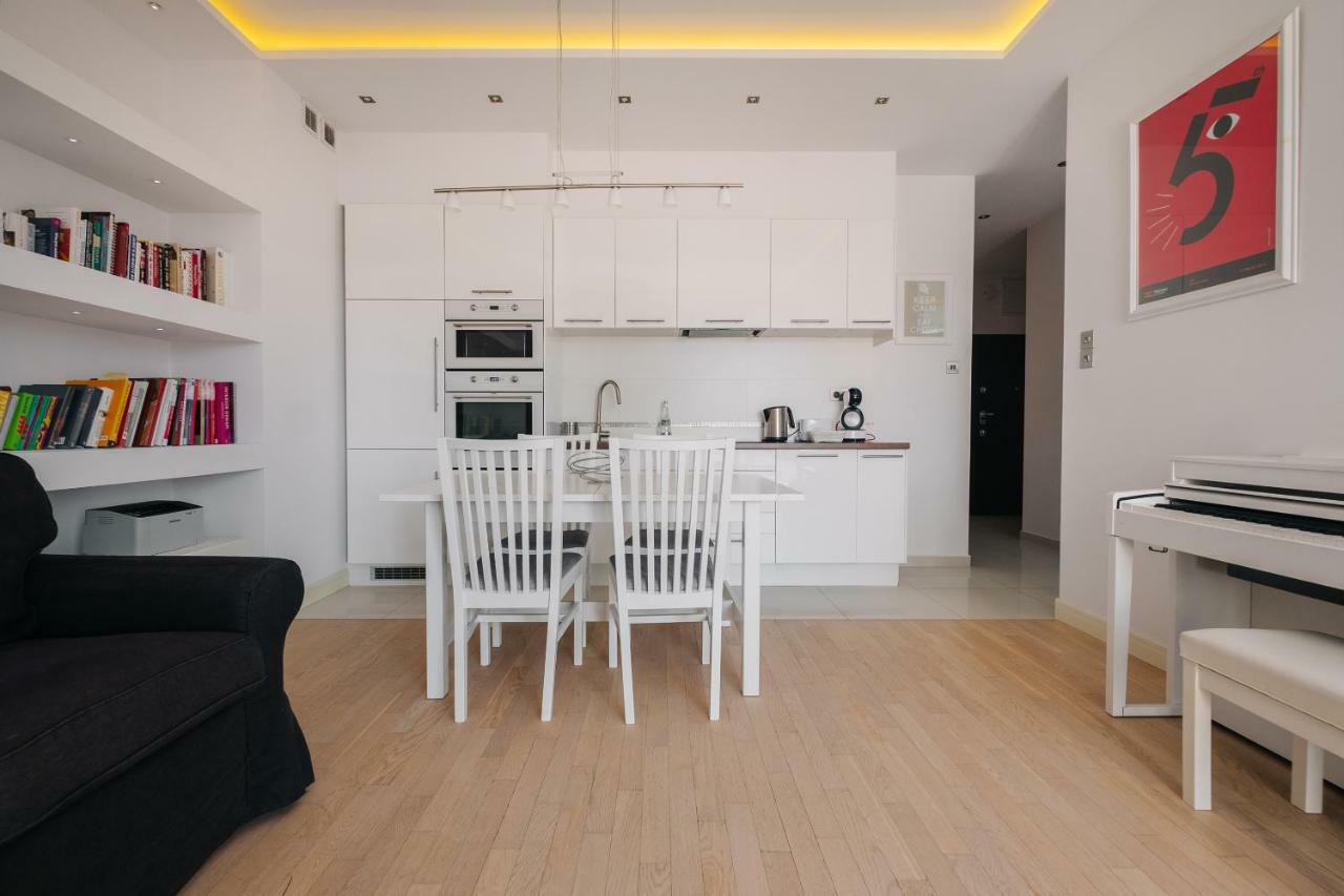 Modern Apartment Across The Ponds 华沙 外观 照片